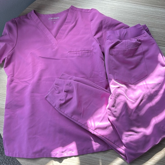 Used Dahlia color Mandala scrub set - Picture 1 of 3